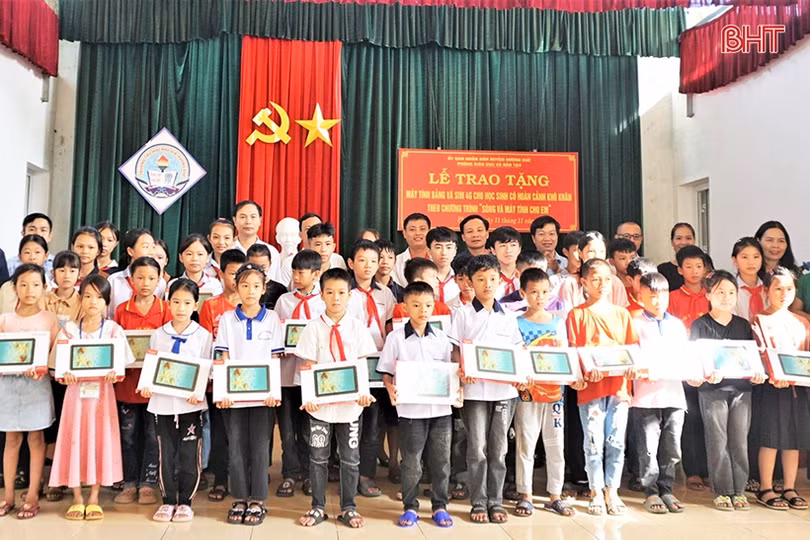 Hỗ trợ 290 máy tính bảng và sim 4G cho học sinh nghèo Hương Khê