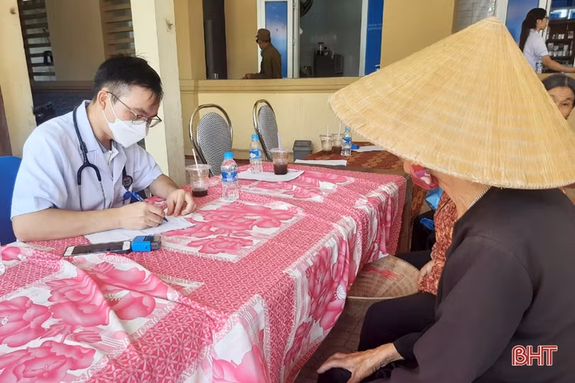 Hơn 500 người dân Lộc Hà được khám, cấp phát thuốc miễn phí