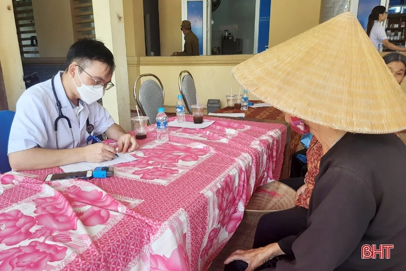 Hơn 500 người dân Lộc Hà được khám, cấp phát thuốc miễn phí