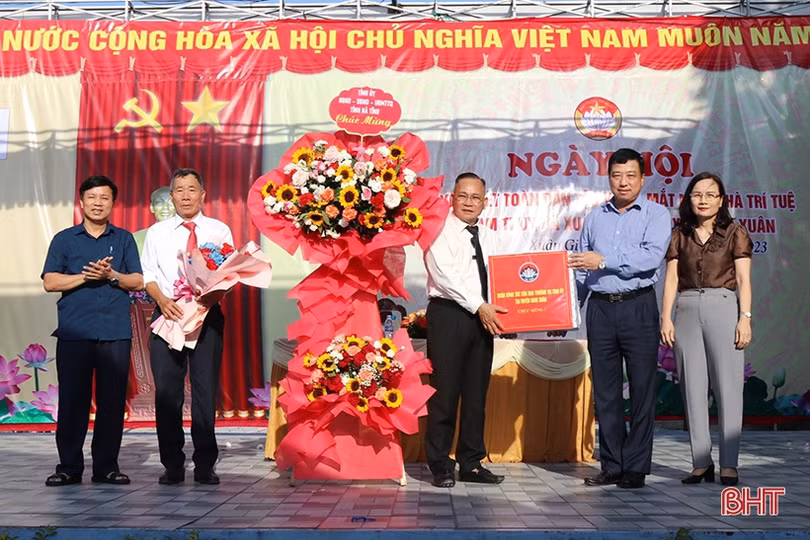 Phó Chủ tịch Thường trực HĐND tỉnh chung vui Ngày hội Đại đoàn kết