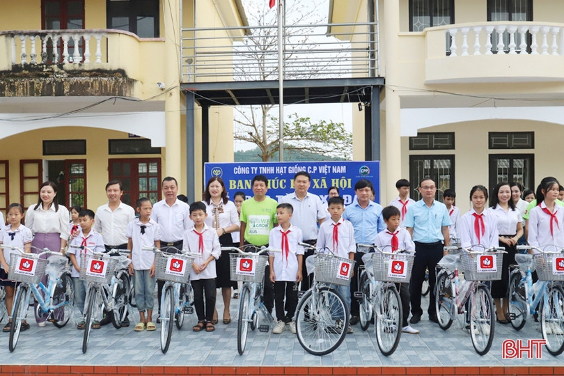 Trao 30 xe đạp cho học sinh gặp hoàn cảnh khó khăn ở Hương Sơn