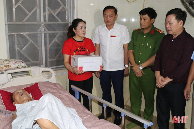 Thăm hỏi, động viên các gia đình nạn nhân bị tai nạn giao thông