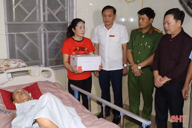 Thăm hỏi, động viên các gia đình nạn nhân bị tai nạn giao thông