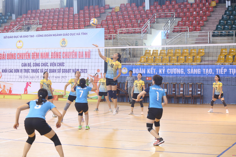 Sôi nổi Giải Bóng chuyền ngành GD&ĐT Hà Tĩnh 