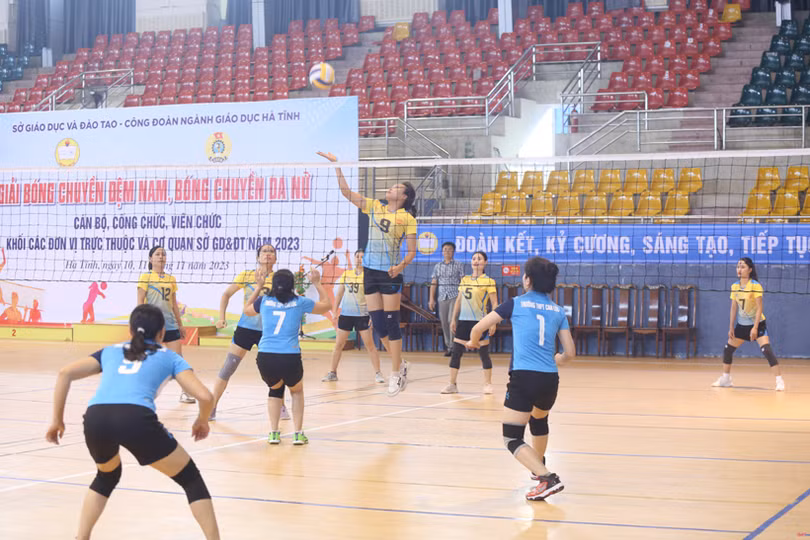 Sôi nổi Giải Bóng chuyền ngành GD&ĐT Hà Tĩnh 