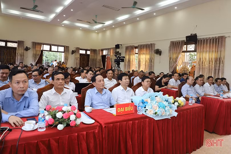 Việt Tiến đón bằng công nhận xã nông thôn mới nâng cao