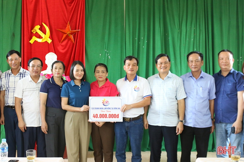 CLB Doanh nhân Lam Hồng trao hỗ trợ hộ dân khó khăn ở Hương Khê