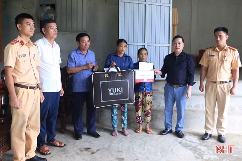 Thăm hỏi các gia đình nạn nhân tai nạn giao thông