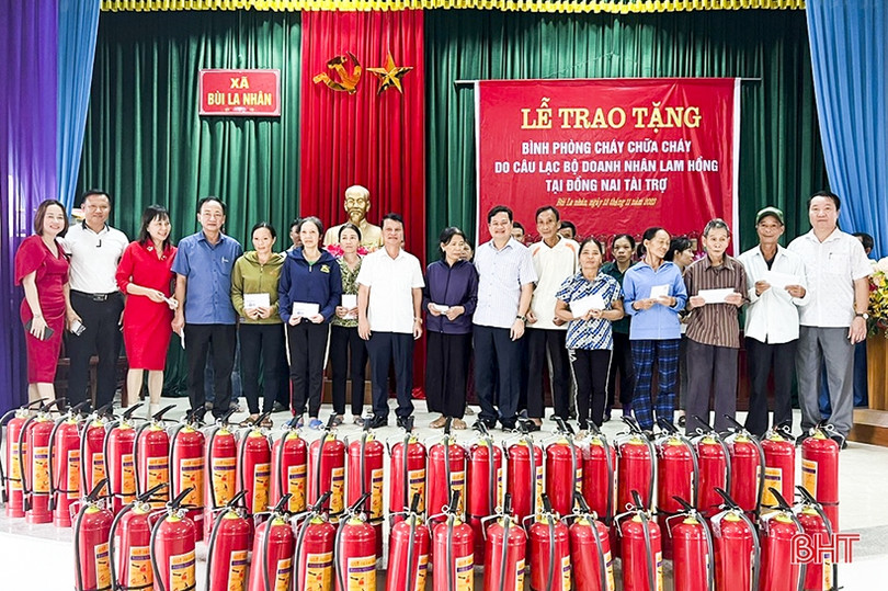 Câu lạc bộ Doanh nhân Lam Hồng tặng quà cho các hộ nghèo ở Đức Thọ