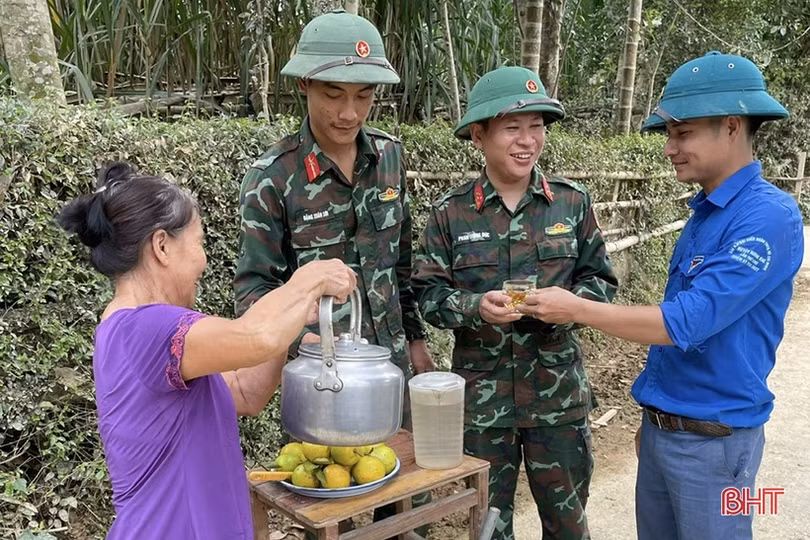 Trung đoàn 841 giúp đỡ bà con khắc phục hậu quả lũ lụt