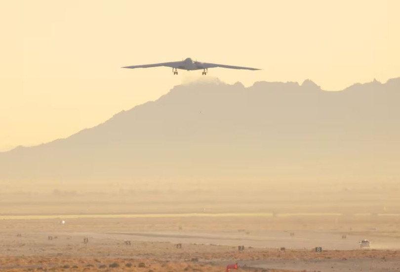 Máy bay ném bom tàng hình mới của Mỹ lần đầu cất cánh