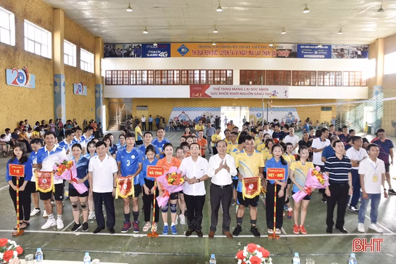 9 đội tranh tài bóng chuyền Khối thi đua các trường đại học, cao đẳng