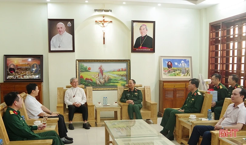 Bộ Tư lệnh Quân khu 4 thăm Tòa Giám mục Giáo phận Hà Tĩnh