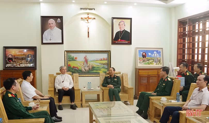 Bộ Tư lệnh Quân khu 4 thăm Tòa Giám mục Giáo phận Hà Tĩnh