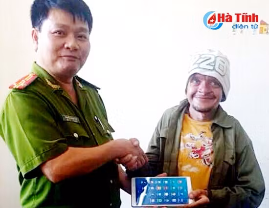 Trao trả lại tài sản bị mất cắp cho người nước ngoài ảnh 1