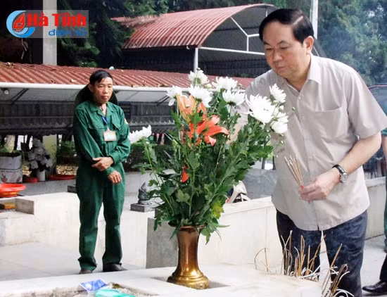 Bộ trưởng Công an Trần Đại Quang dâng hương KDT Ngã ba Đồng Lộc ảnh 3
