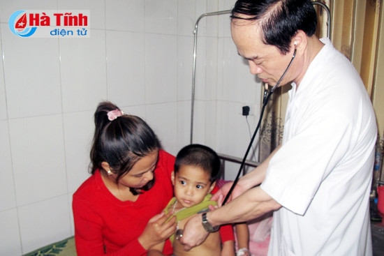 Trẻ nhập viện tăng do thời tiết giao mùa ảnh 1