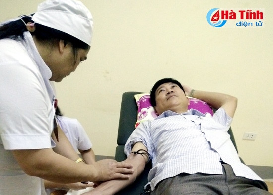 Giám đốc bệnh viện hiến máu cấp cứu bệnh nhân ảnh 1