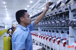 Công nhân Nhà máy Sợi Nghệ Tĩnh gác lễ trực "3 ca, 4 kíp'