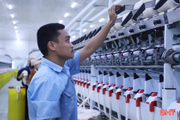 Công nhân Nhà máy Sợi Nghệ Tĩnh gác lễ trực "3 ca, 4 kíp'