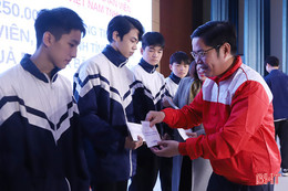 Trao 250 triệu đồng hỗ trợ giáo viên, học sinh bị ảnh hưởng bão lụt 