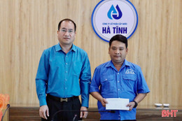 Trao hỗ trợ cho người lao động bị ảnh hưởng bão số 10 