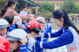 “Đội mũ cho con, trọn tình cha mẹ”