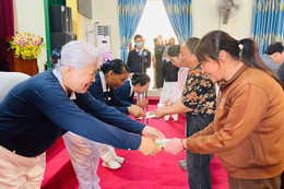 Mang quà tặng mùa đông đến với người dân Hà Tĩnh