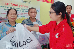 Trao 1 tỷ đồng đồ dùng thiết yếu cho hộ thuộc diện xóa nhà tạm, nhà dột nát