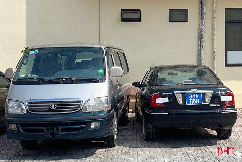 2 xe ôtô cùng gắn biển xanh 38A -1169 bị Công an TP Hà Tĩnh tạm giữ. image_123650291.JPG