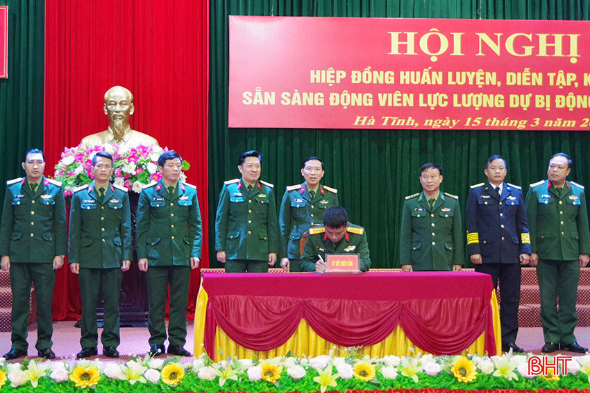 Tại hội nghị, đại diện các đơn vị giao, nhận nguồn đã tiến hành ký kết biên bản phối hợp thực hiện nhiệm vụ năm 2024 trước sự chứng kiến của lãnh đạo cơ quan Quân khu 4 và Bộ CHQS tỉnh Hà Tĩnh. 9.JPG
