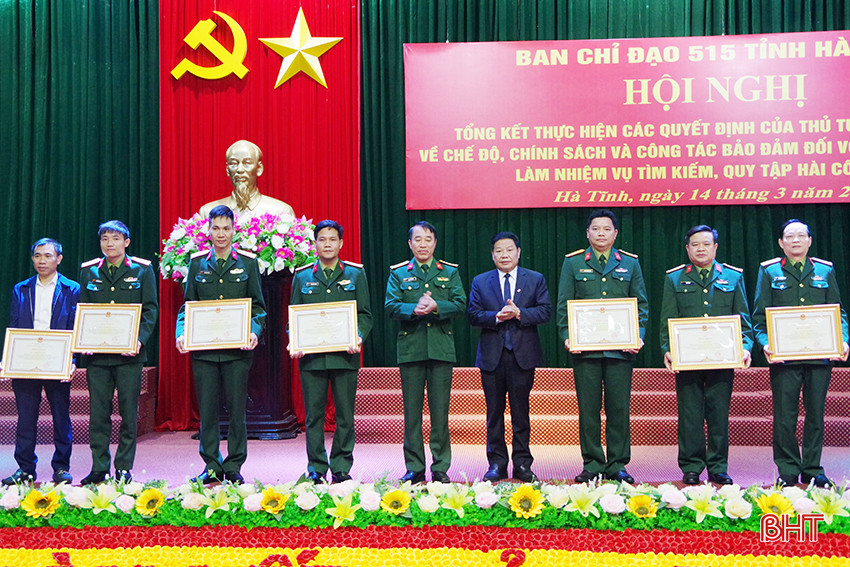 Đại tá Mai Ngọc Việt - Phó Chính ủy Bộ CHQS tỉnh và Giám đốc Sở LĐ-TB&XH Nguyễn Trí Lạc trao bằng khen của UBND tỉnh cho các tập thể, cá nhân. A8b.JPG