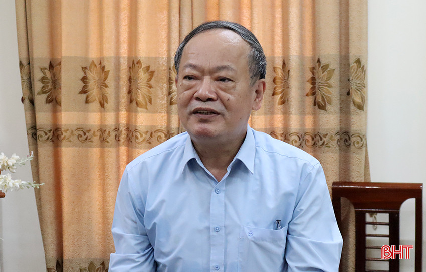 Giám đốc Sở Tư pháp Lê Viết Hồng báo cáo tờ trình, dự thảo nghị quyết trên lĩnh vực tư pháp. IMG_3955.JPG