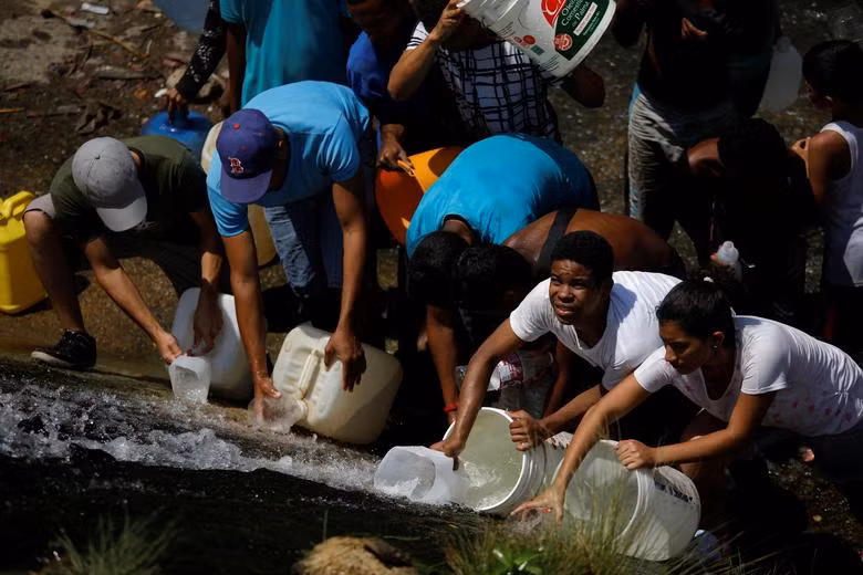 Người dân Venezuela khốn khổ vì thiếu nước sạch sinh hoạt