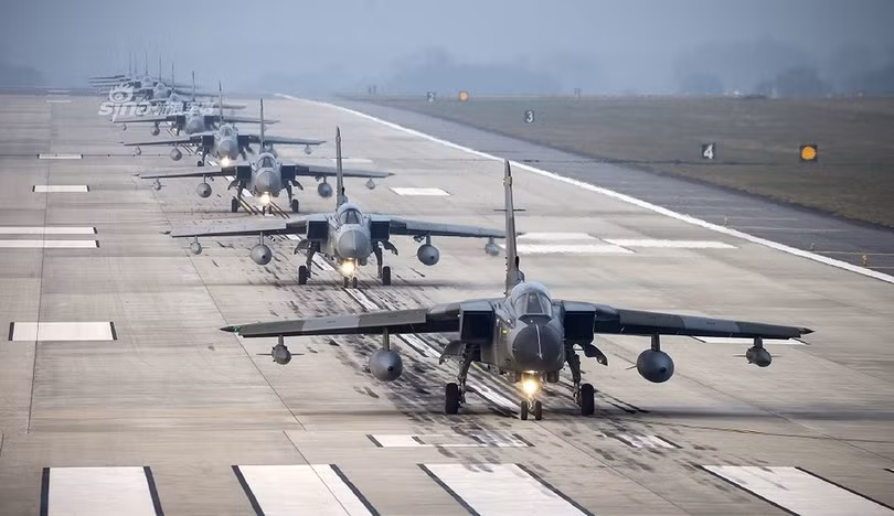 Màn chia tay bầu trời siêu hoành tráng của các chiến đấu cơ Tornado