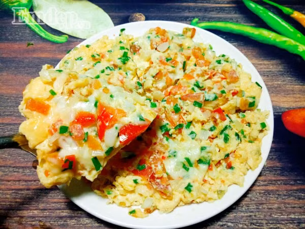 Cuối tuần làm pizza trứng thập cẩm mềm thơm, bé lười ăn cũng “chén” ngon lành