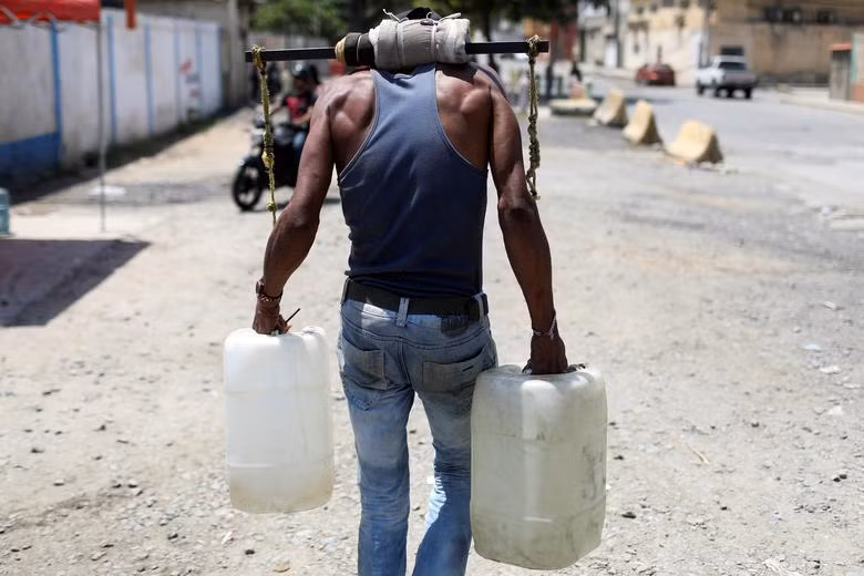 Người dân Venezuela khốn khổ vì thiếu nước sạch sinh hoạt