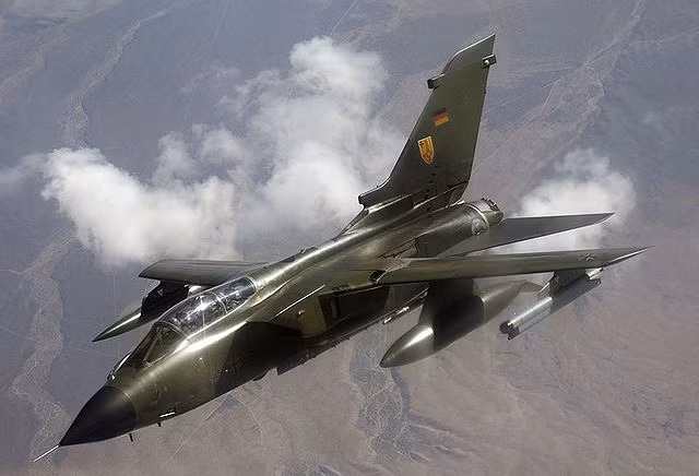 Màn chia tay bầu trời siêu hoành tráng của các chiến đấu cơ Tornado
