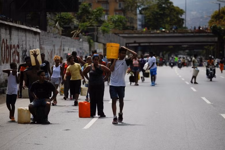 Người dân Venezuela khốn khổ vì thiếu nước sạch sinh hoạt