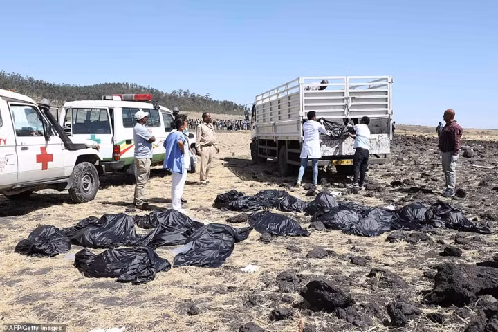 Hiện trường thảm khốc vụ rơi máy bay Ethiopia làm 157 người thiệt mạng