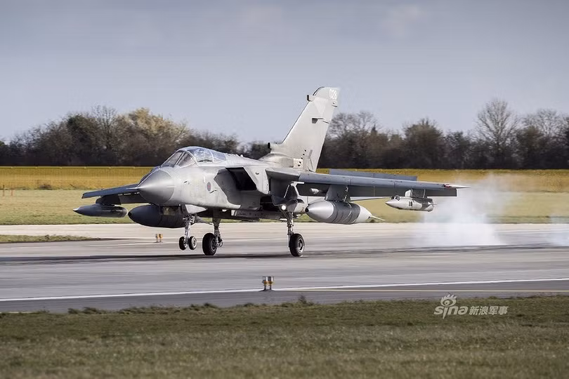 Màn chia tay bầu trời siêu hoành tráng của các chiến đấu cơ Tornado