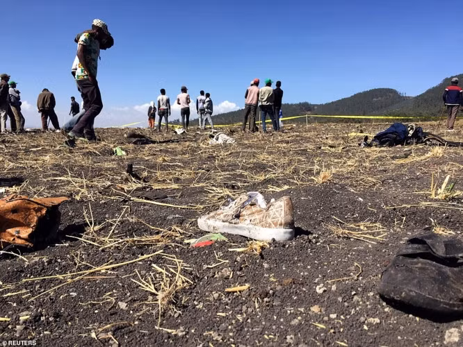 Hiện trường thảm khốc vụ rơi máy bay Ethiopia làm 157 người thiệt mạng
