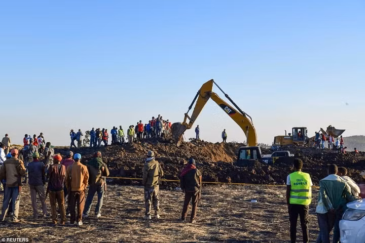 Hiện trường thảm khốc vụ rơi máy bay Ethiopia làm 157 người thiệt mạng