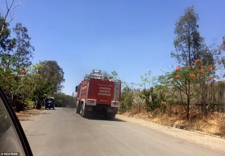 Hiện trường thảm khốc vụ rơi máy bay Ethiopia làm 157 người thiệt mạng