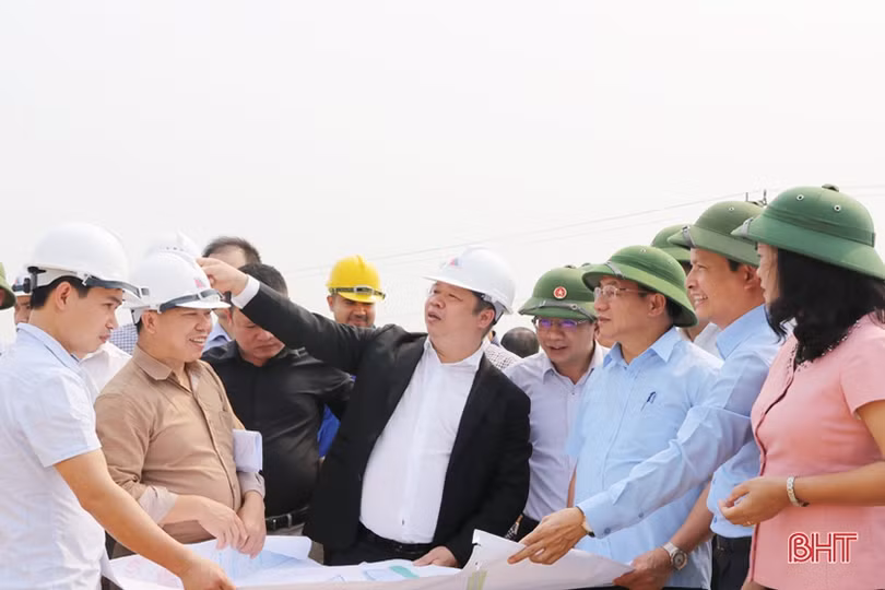 Đẩy nhanh tiến độ dự án tuyến đường “xương sống” ven biển Hà Tĩnh