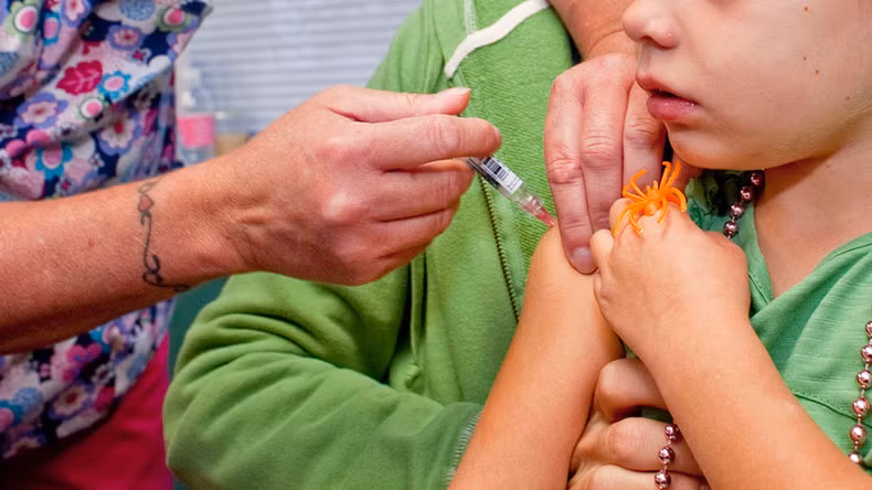 Thế giới ngày qua: Italy cấm học sinh đến trường nếu không tiêm đủ vaccine