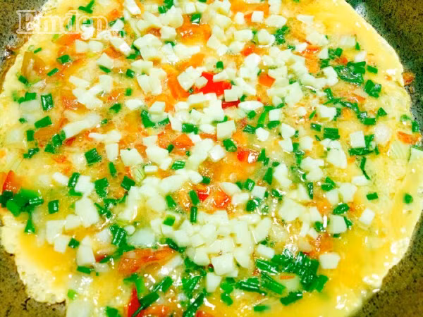 Cuối tuần làm pizza trứng thập cẩm mềm thơm, bé lười ăn cũng “chén” ngon lành