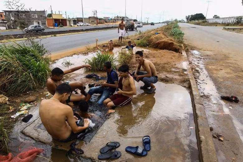Người dân Venezuela khốn khổ vì thiếu nước sạch sinh hoạt