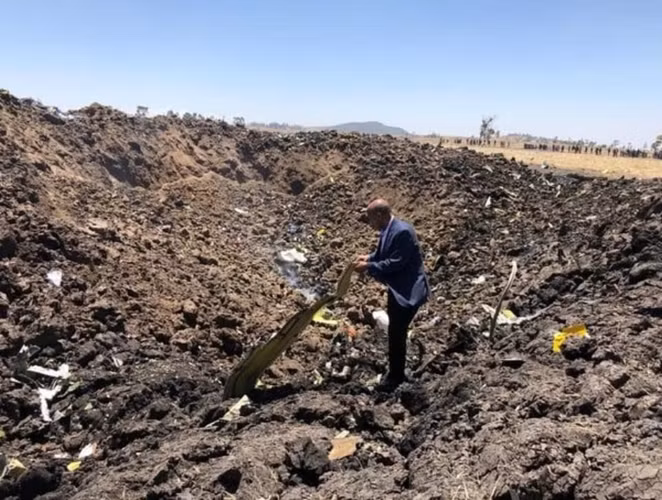 Hiện trường thảm khốc vụ rơi máy bay Ethiopia làm 157 người thiệt mạng
