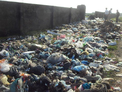 ...và vứt bừa bãi ra ngoài tường bao ở bãi rác Thạch Hà